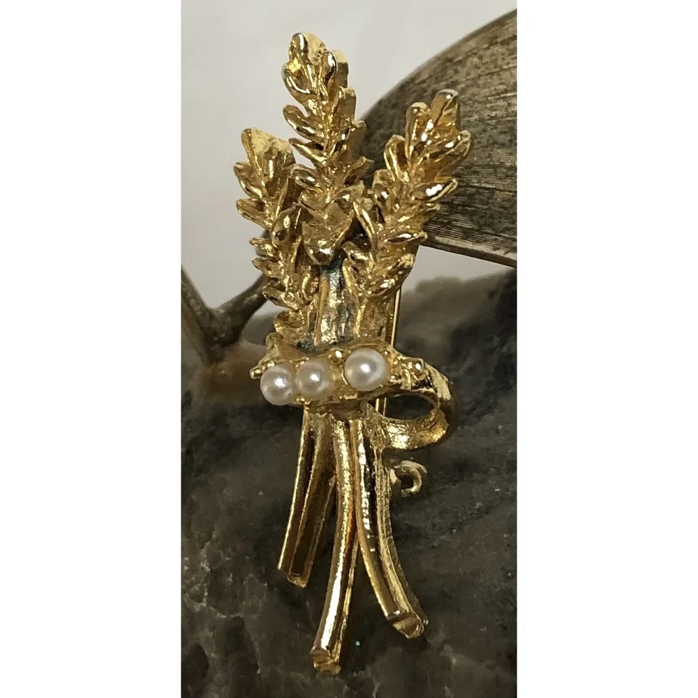 Vtg Crown Trifari Wheat Leaves Brooch Pin 3 White Faux Pearl Accent 1.5